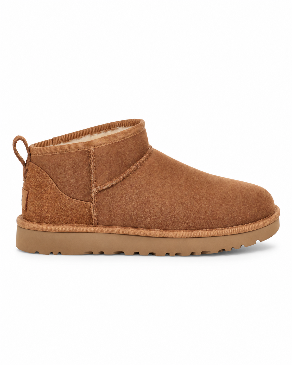 UGG Classic Ultra Mini Chestnut in cognac suede op witte achtergrond — ROVARO foto 1 3e9e20479c06c1d8