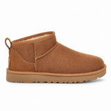 UGG Classic Ultra Mini Chestnut in cognac suede op witte achtergrond — ROVARO foto 1 3e9e20479c06c1d8