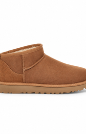 UGG Classic Ultra Mini Chestnut in cognac suede op witte achtergrond — ROVARO foto 1 3e9e20479c06c1d8