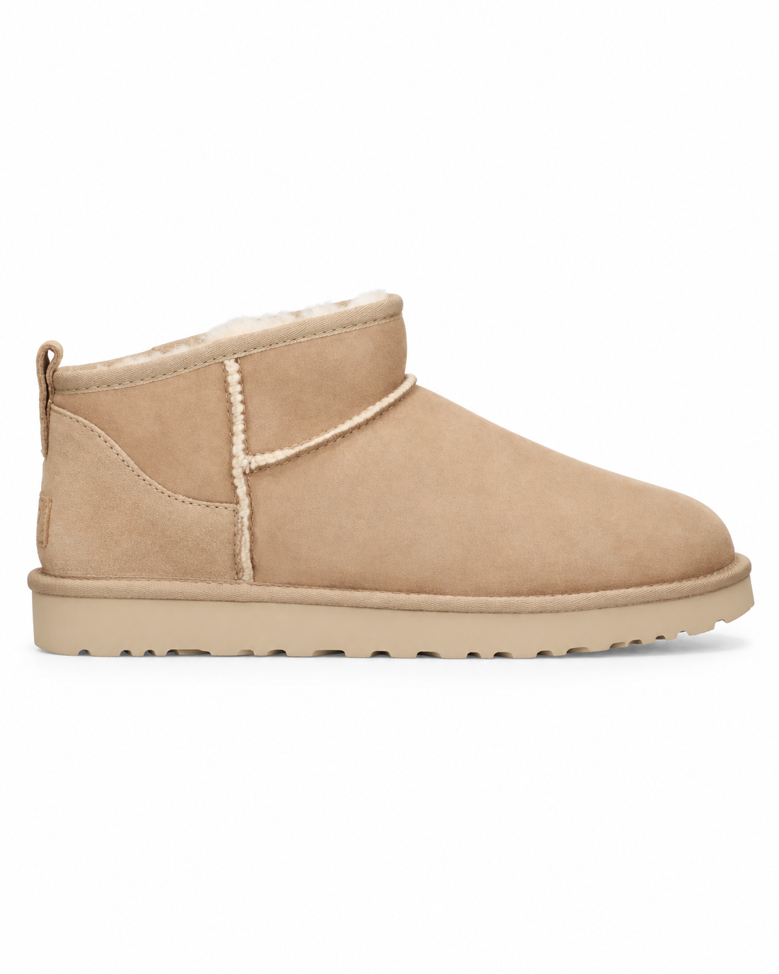 UGG Classic Ultra Mini Sand Beige op witte achtergrond — ROVARO foto 1 1f668d3e6dc2e19a