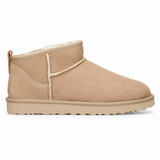UGG Classic Ultra Mini Sand Beige op witte achtergrond — ROVARO foto 1 1f668d3e6dc2e19a