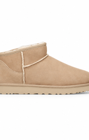 UGG Classic Ultra Mini Sand Beige op witte achtergrond — ROVARO foto 1 1f668d3e6dc2e19a