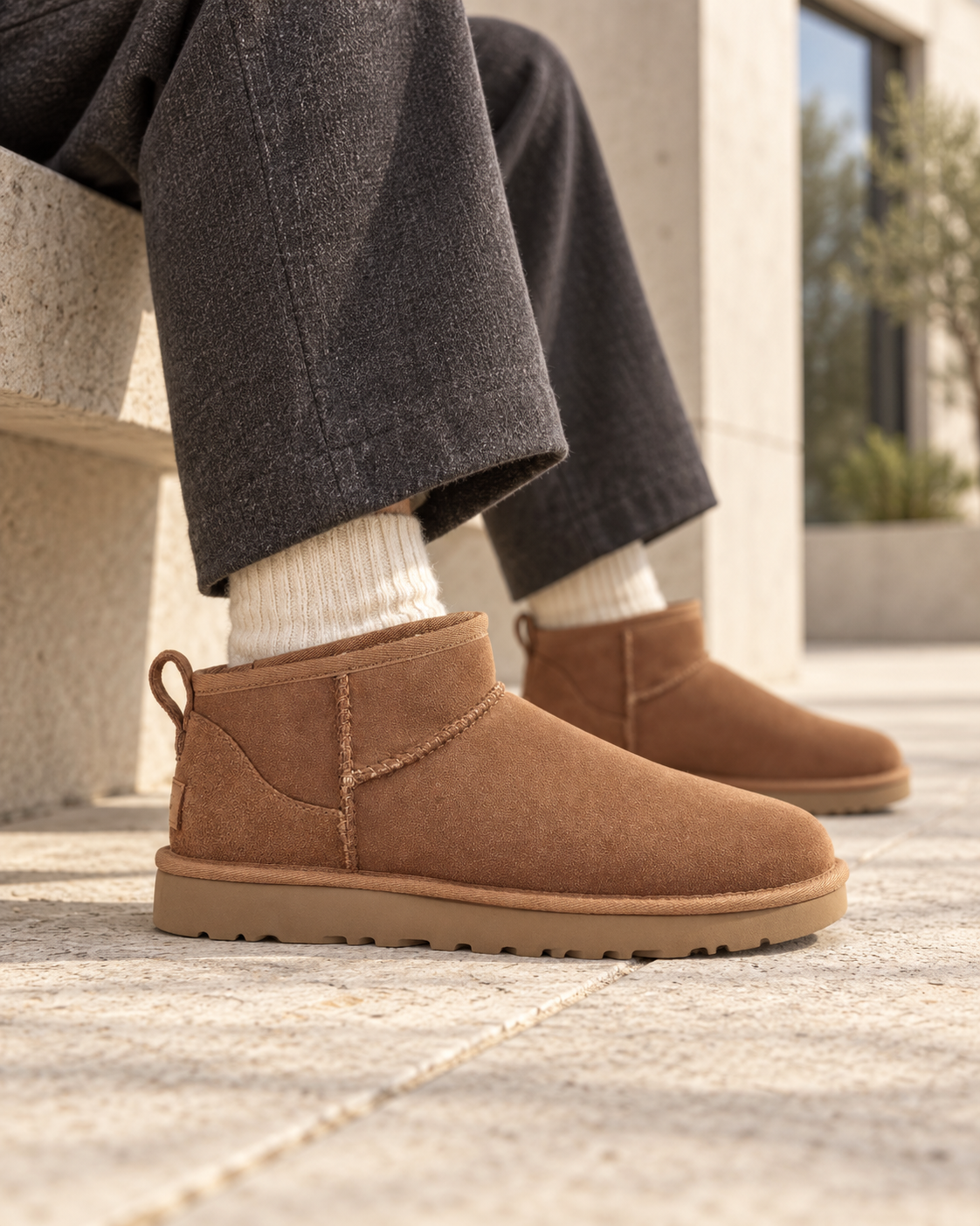 UGG Classic Ultra Mini Chestnut in cognac suede gedragen op natuurstenen bestrating — ROVARO foto 2 4349b7c6bd0af7df