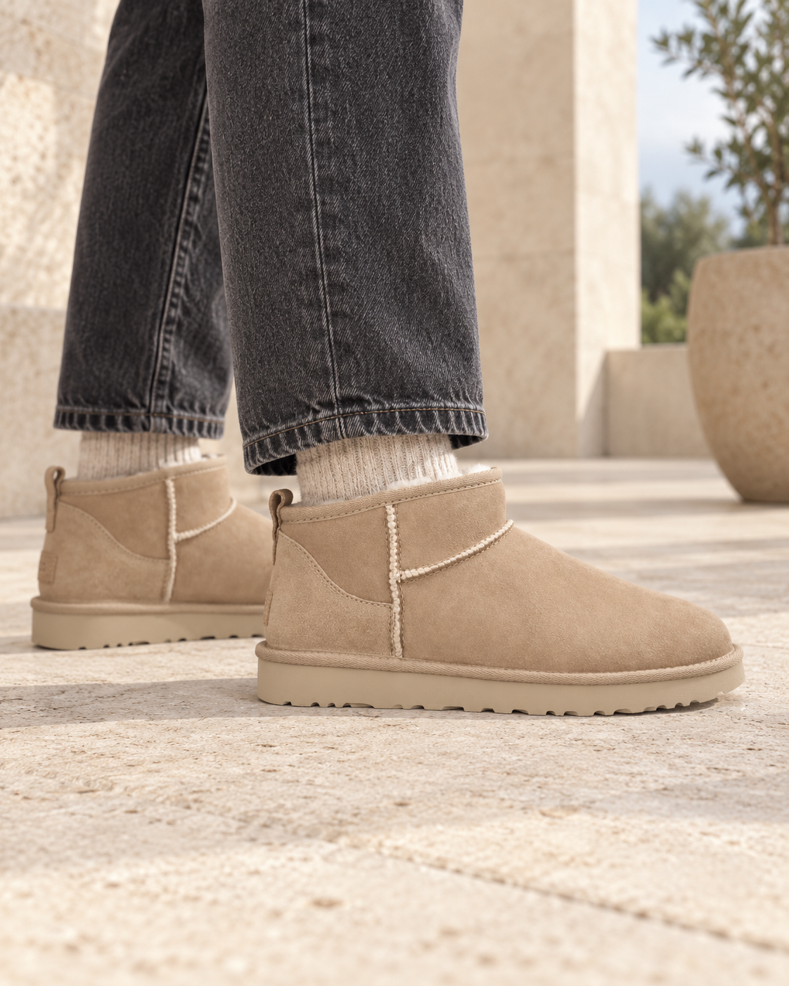 UGG Classic Ultra Mini Sand Beige gedragen op een rustige stenen terrasvloer — ROVARO foto 2 6facdb3f375b86d6