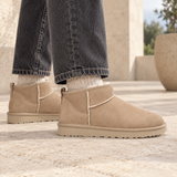 UGG Classic Ultra Mini Sand Beige gedragen op een rustige stenen terrasvloer — ROVARO foto 2 6facdb3f375b86d6