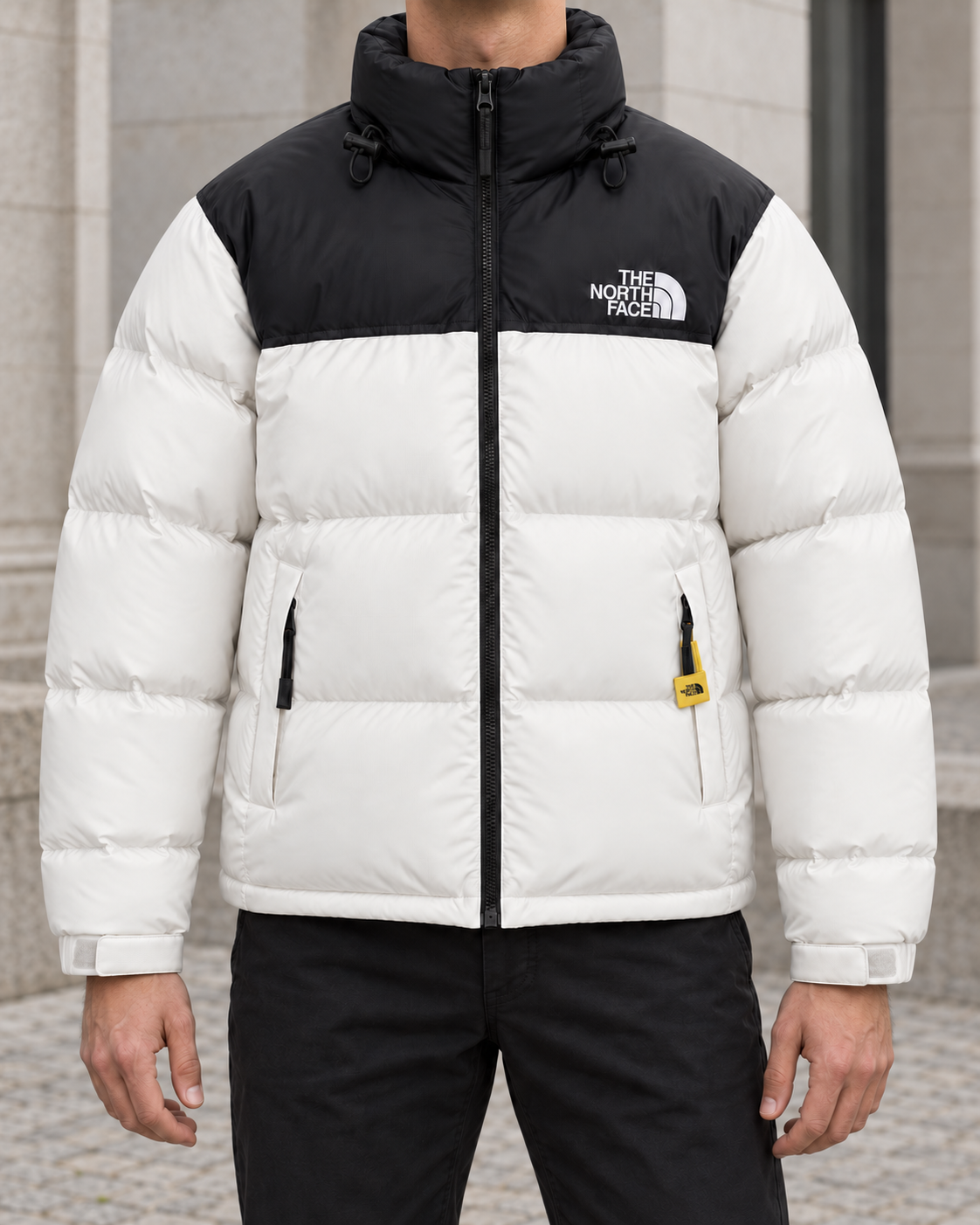 NORTH FACE PUFFER - Wit - Zwart, gedragen in rustige architecturale omgeving — ROVARO foto 2 64fef7adf97c4054