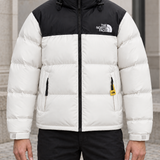 NORTH FACE PUFFER - Wit - Zwart, gedragen in rustige architecturale omgeving — ROVARO foto 2 64fef7adf97c4054