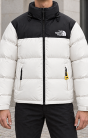 NORTH FACE PUFFER - Wit - Zwart, gedragen in rustige architecturale omgeving — ROVARO foto 2 64fef7adf97c4054