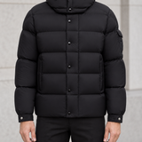 Moncler Verzere Jas - Zwart — gedragen lifestylefoto — ROVARO foto 2 6c7931261577a4e9