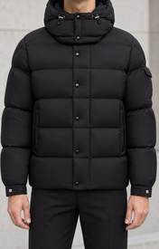 Moncler Verzere Jas - Zwart — gedragen lifestylefoto — ROVARO foto 2 6c7931261577a4e9