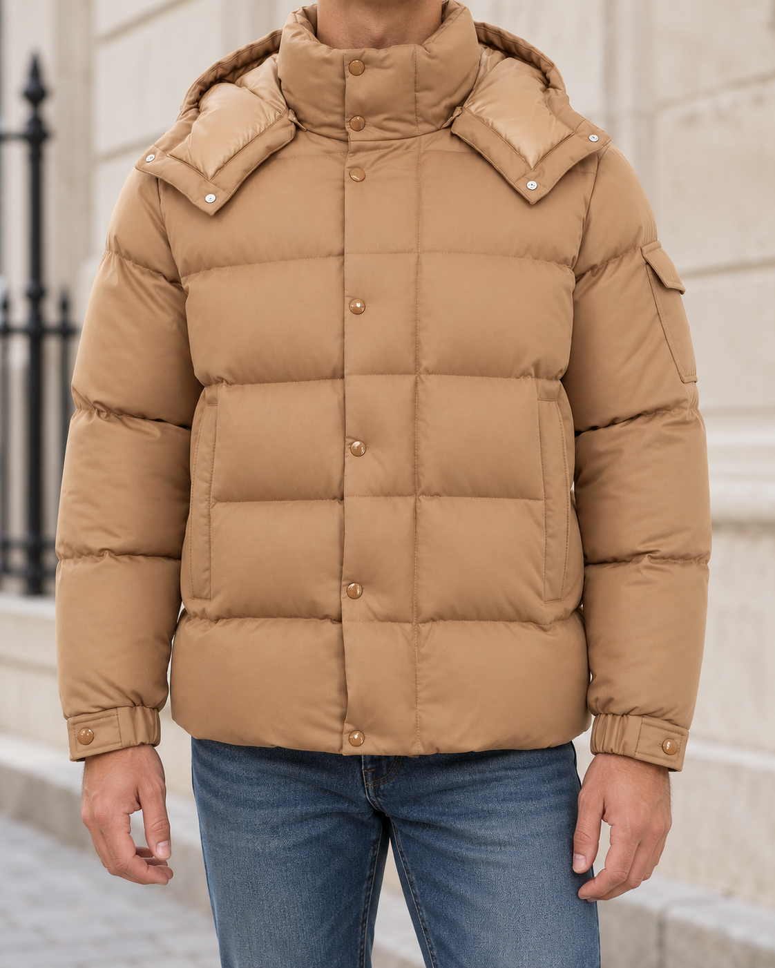 MONCLER VEZER JAS - Beige — gedragen lifestylefoto — ROVARO foto 2 1764f4fe0dc2e642