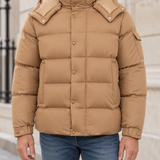 MONCLER VEZER JAS - Beige — gedragen lifestylefoto — ROVARO foto 2 1764f4fe0dc2e642