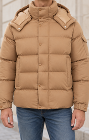 MONCLER VEZER JAS - Beige — gedragen lifestylefoto — ROVARO foto 2 1764f4fe0dc2e642