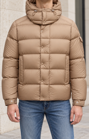 Moncler Verzere Jas - Licht Bruin — gedragen lifestylefoto — ROVARO foto 2 143e3918037cbd52