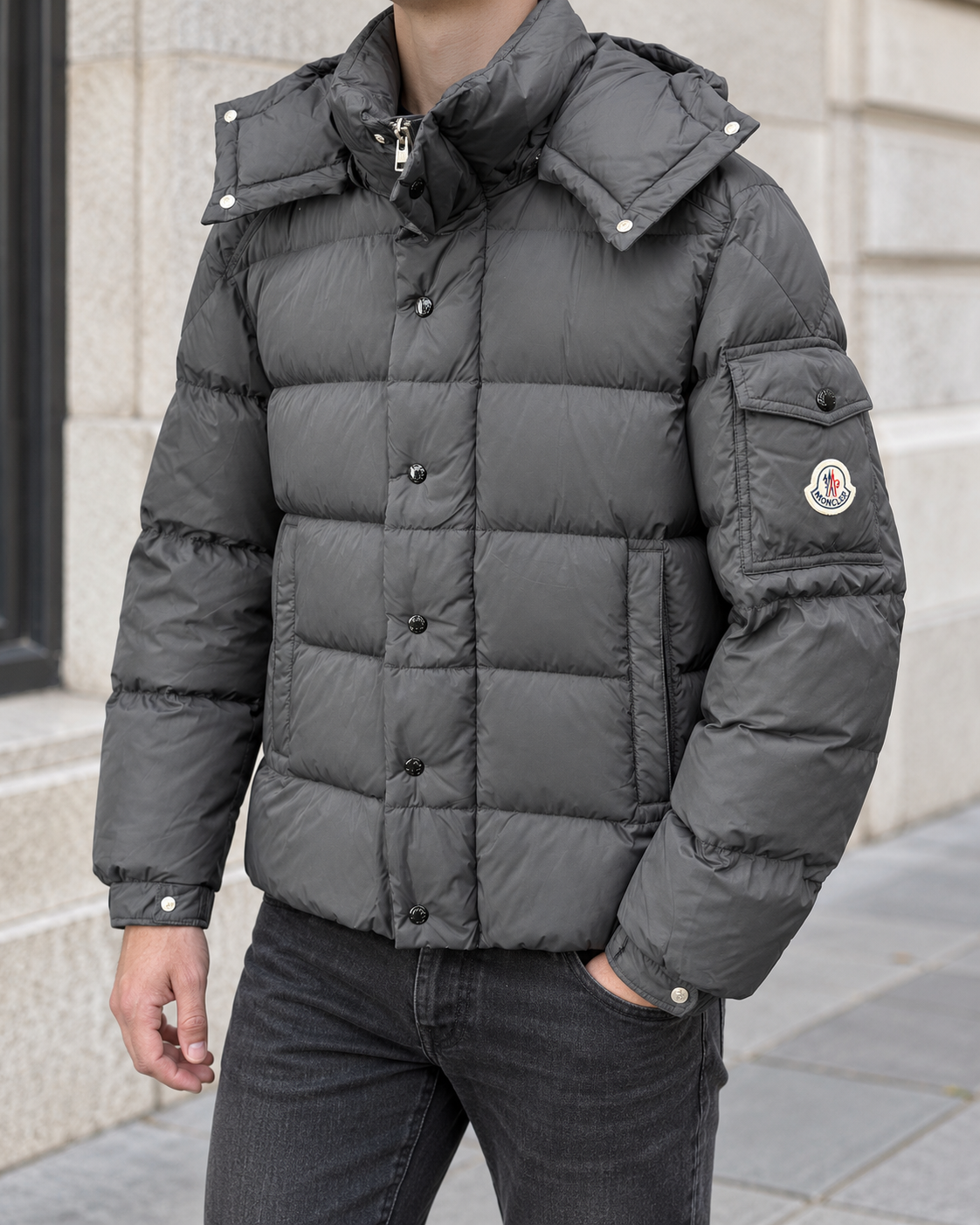 MONCLER VEZER JAS - Grijs — gedragen lifestylefoto — ROVARO foto 2 8184d4f82ad58179