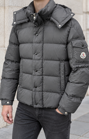 MONCLER VEZER JAS - Grijs — gedragen lifestylefoto — ROVARO foto 2 8184d4f82ad58179