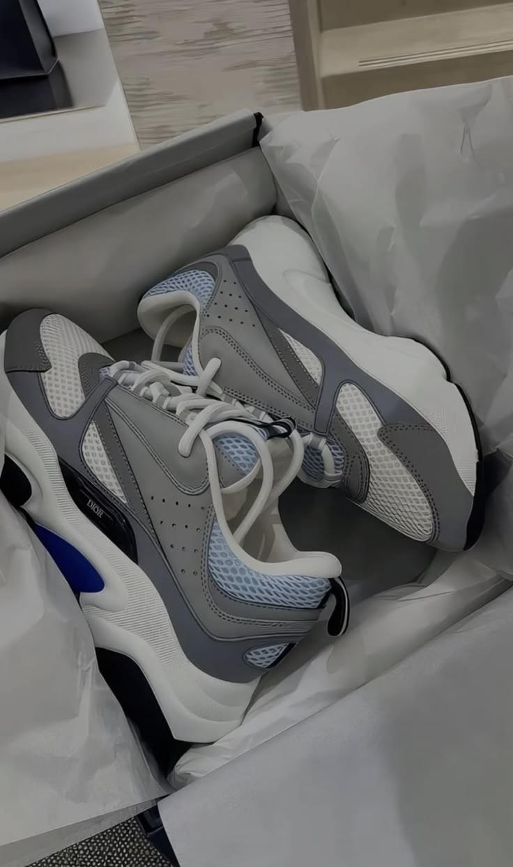 Zilveren ASICS sneakers van klant Nora