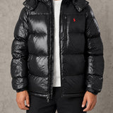 Ralph Lauren Puffer Shiney Black — gedragen zonder gezicht, betonachtergrond — fotoproef 2026-10-02