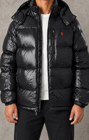 Ralph Lauren Puffer Shiney Black — gedragen zonder gezicht, betonachtergrond — fotoproef 2026-10-02