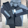 NIKE MILLER SET - Donkergrijs
