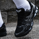 Asics Gel Kayano 14 Black Pure Silver - Zwart — gedragen, detail zonder gezicht — brongetrouwe fotobewerking 2026-10-02