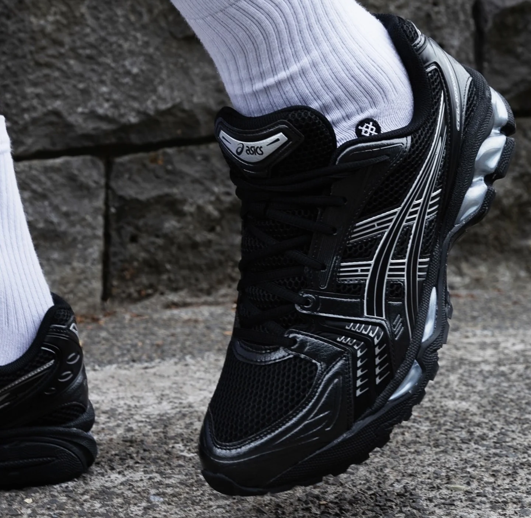 Asics Gel Kayano 14 Black Pure Silver - Zwart — gedragen, detail zonder gezicht — brongetrouwe fotobewerking 2026-10-02