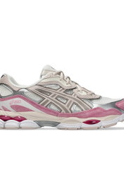 Asics Gel Nyc Strawberries And Cream - Beige Pink — productfoto op witte achtergrond — brongetrouwe fotobewerking 2026-10-02
