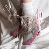 Asics Gel Nyc Strawberries And Cream - Beige Pink — gedragen, detail zonder gezicht — brongetrouwe fotobewerking 2026-10-02