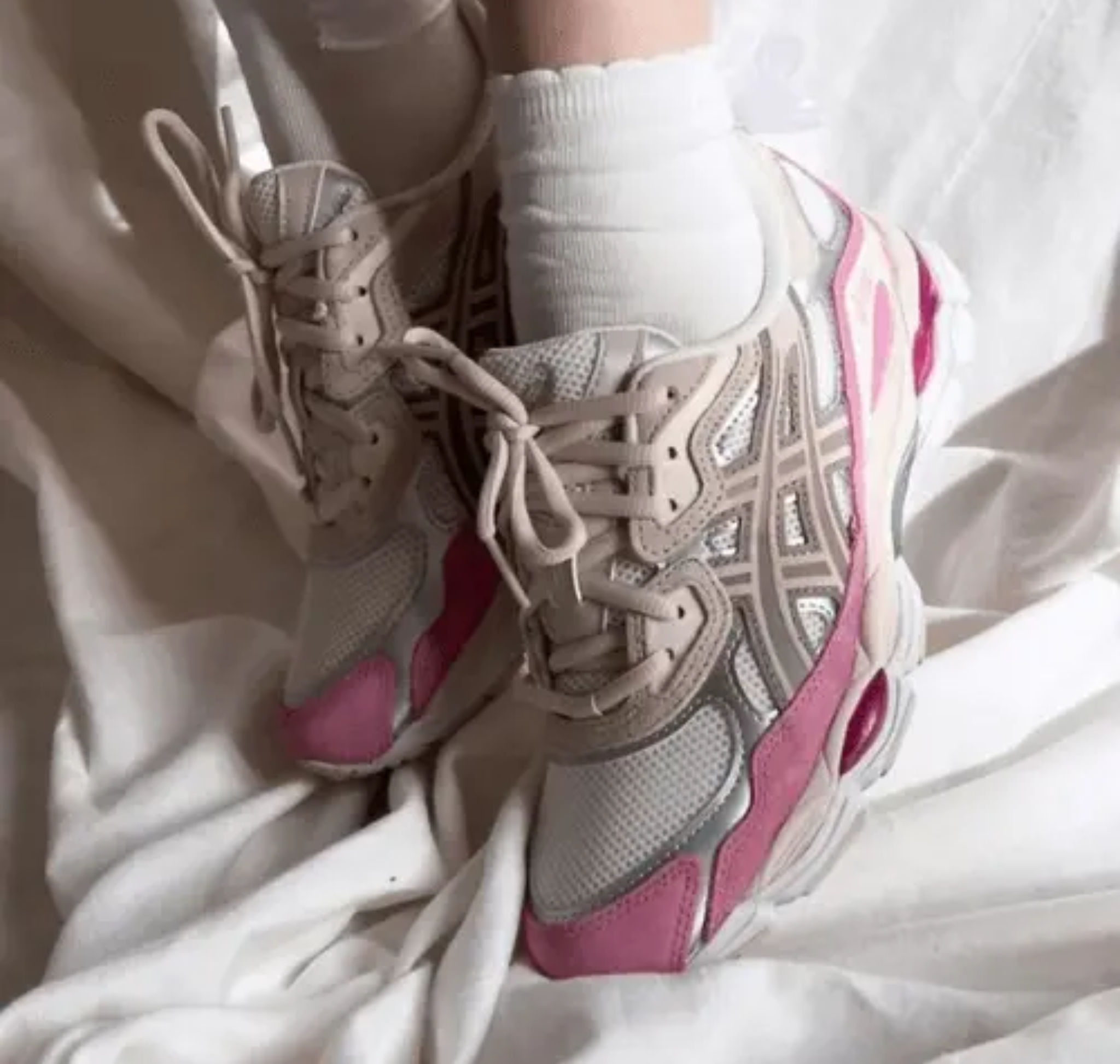 Asics Gel Nyc Strawberries And Cream - Beige Pink — gedragen, detail zonder gezicht — brongetrouwe fotobewerking 2026-10-02
