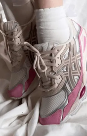 Asics Gel Nyc Strawberries And Cream - Beige Pink — gedragen, detail zonder gezicht — brongetrouwe fotobewerking 2026-10-02