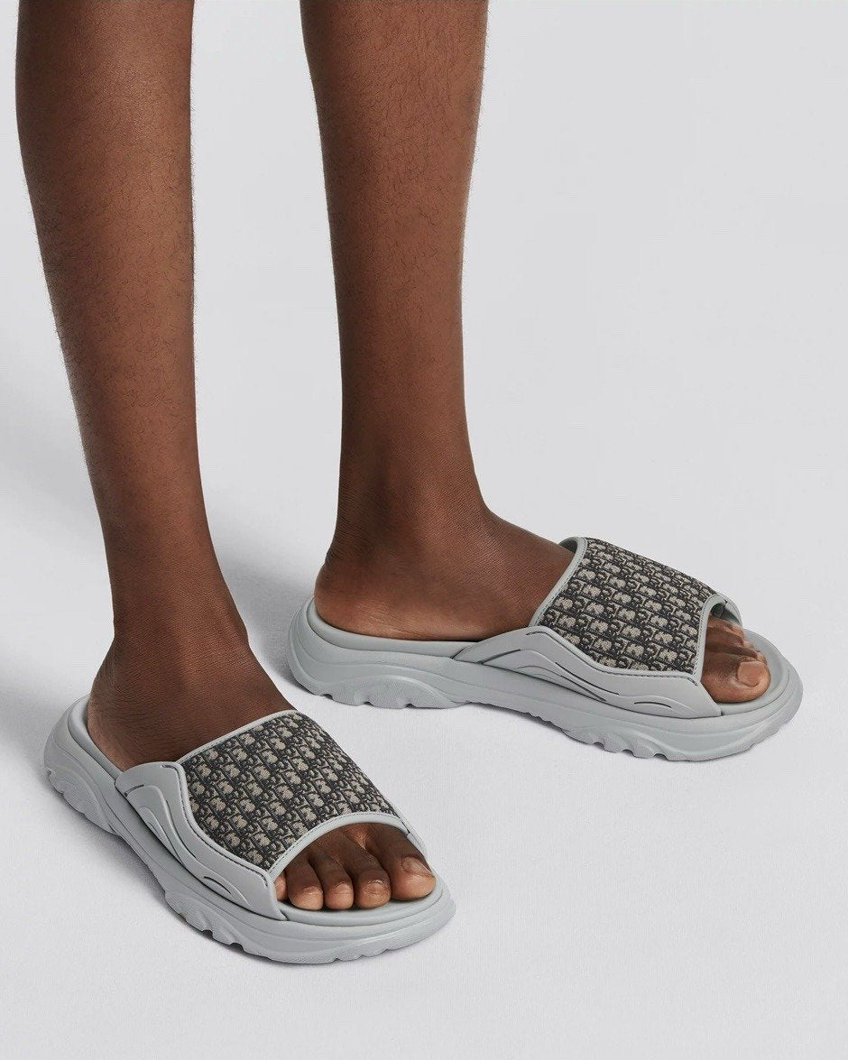 Dior Slippers — gedragen, detail zonder gezicht — brongetrouwe fotobewerking 2026-10-02