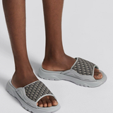 Dior Slippers — gedragen, detail zonder gezicht — brongetrouwe fotobewerking 2026-10-02