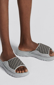 Dior Slippers — gedragen, detail zonder gezicht — brongetrouwe fotobewerking 2026-10-02