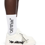 Off White Out Of Office - Wit/Beige — gedragen, detail zonder gezicht — brongetrouwe fotobewerking 2026-10-02