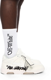 Off White Out Of Office - Wit/Beige — gedragen, detail zonder gezicht — brongetrouwe fotobewerking 2026-10-02