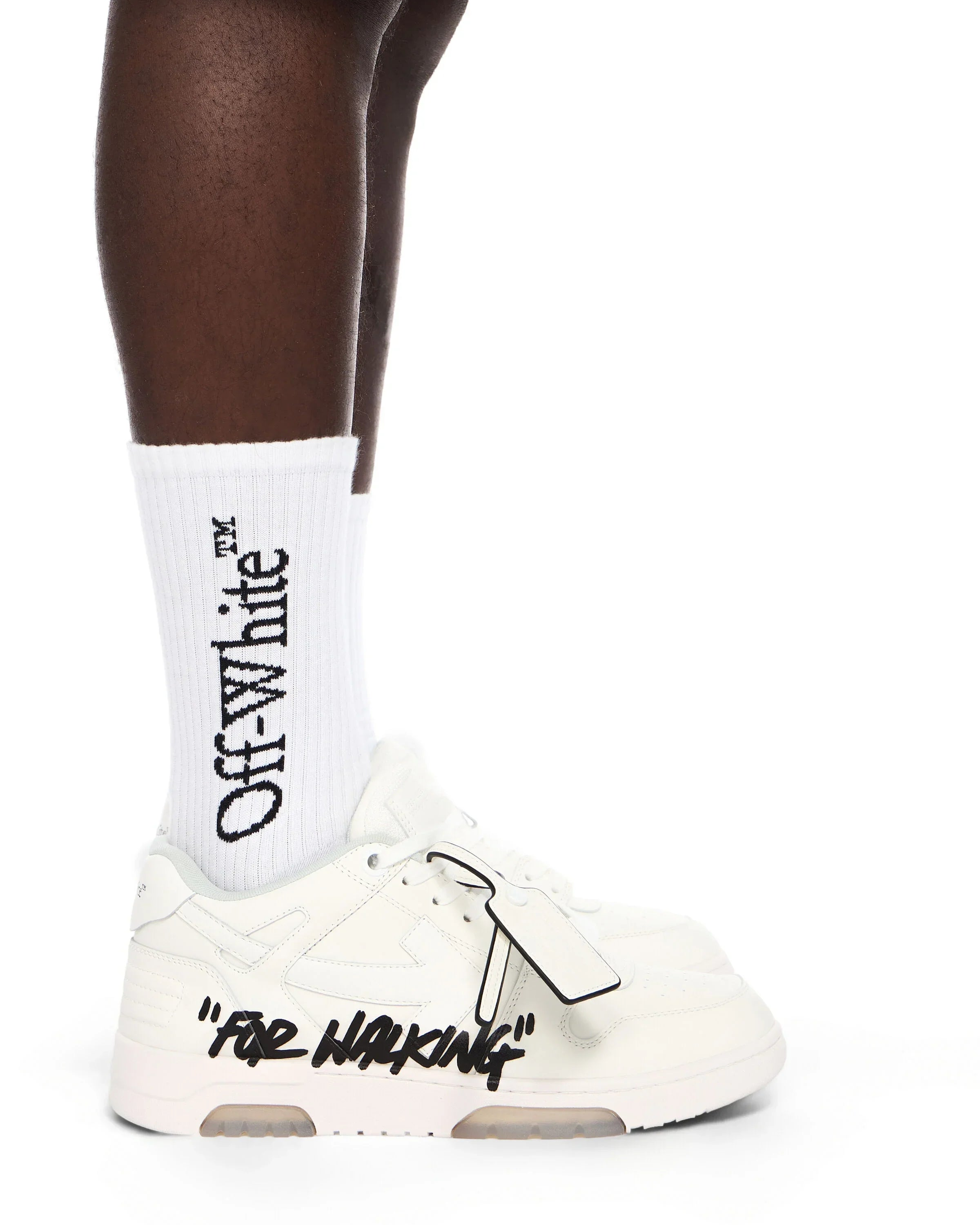 Off White Out Of Office - Wit/Beige — gedragen, detail zonder gezicht — brongetrouwe fotobewerking 2026-10-02