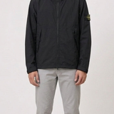 Stone Island Windbreaker Jas — gedragen, detail zonder gezicht — brongetrouwe fotobewerking 2026-10-02