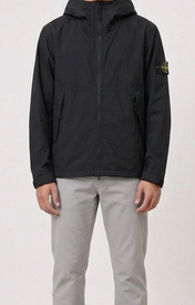 Stone Island Windbreaker Jas — gedragen, detail zonder gezicht — brongetrouwe fotobewerking 2026-10-02