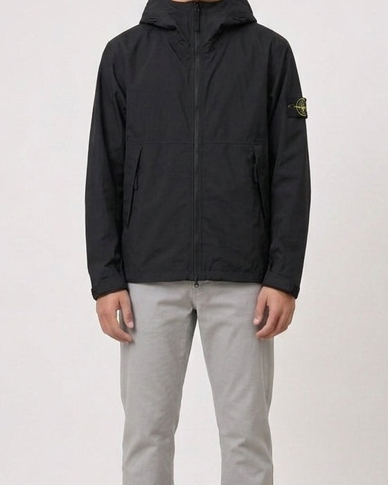 Stone Island Windbreaker Jas — gedragen, detail zonder gezicht — brongetrouwe fotobewerking 2026-10-02