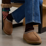 UGG Tasman II Chestnut - Cognac — gedragen, detail zonder gezicht — brongetrouwe fotobewerking 2026-10-02