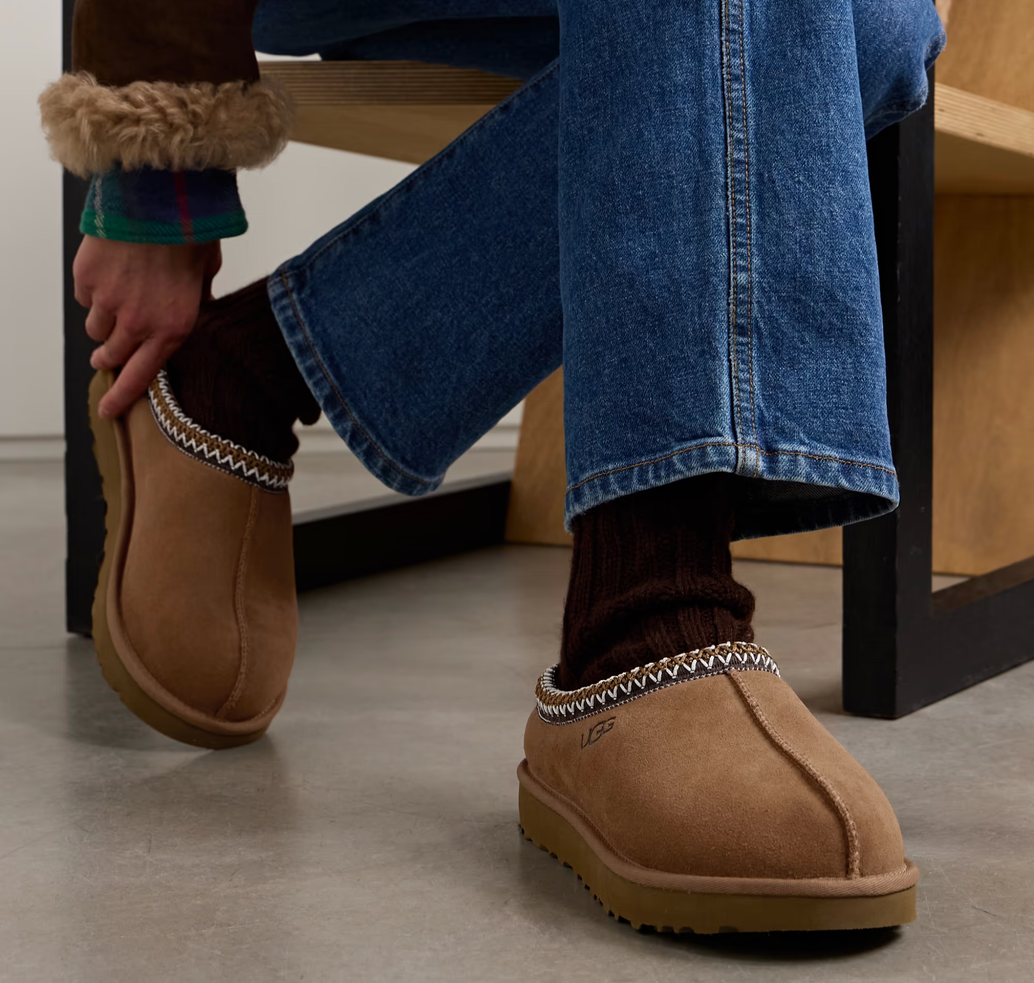 UGG Tasman II Chestnut - Cognac — gedragen, detail zonder gezicht — brongetrouwe fotobewerking 2026-10-02