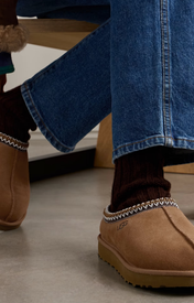 UGG Tasman II Chestnut - Cognac — gedragen, detail zonder gezicht — brongetrouwe fotobewerking 2026-10-02