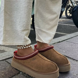 UGG Tazz Chestnut - Cognac — gedragen, detail zonder gezicht — brongetrouwe fotobewerking 2026-10-02