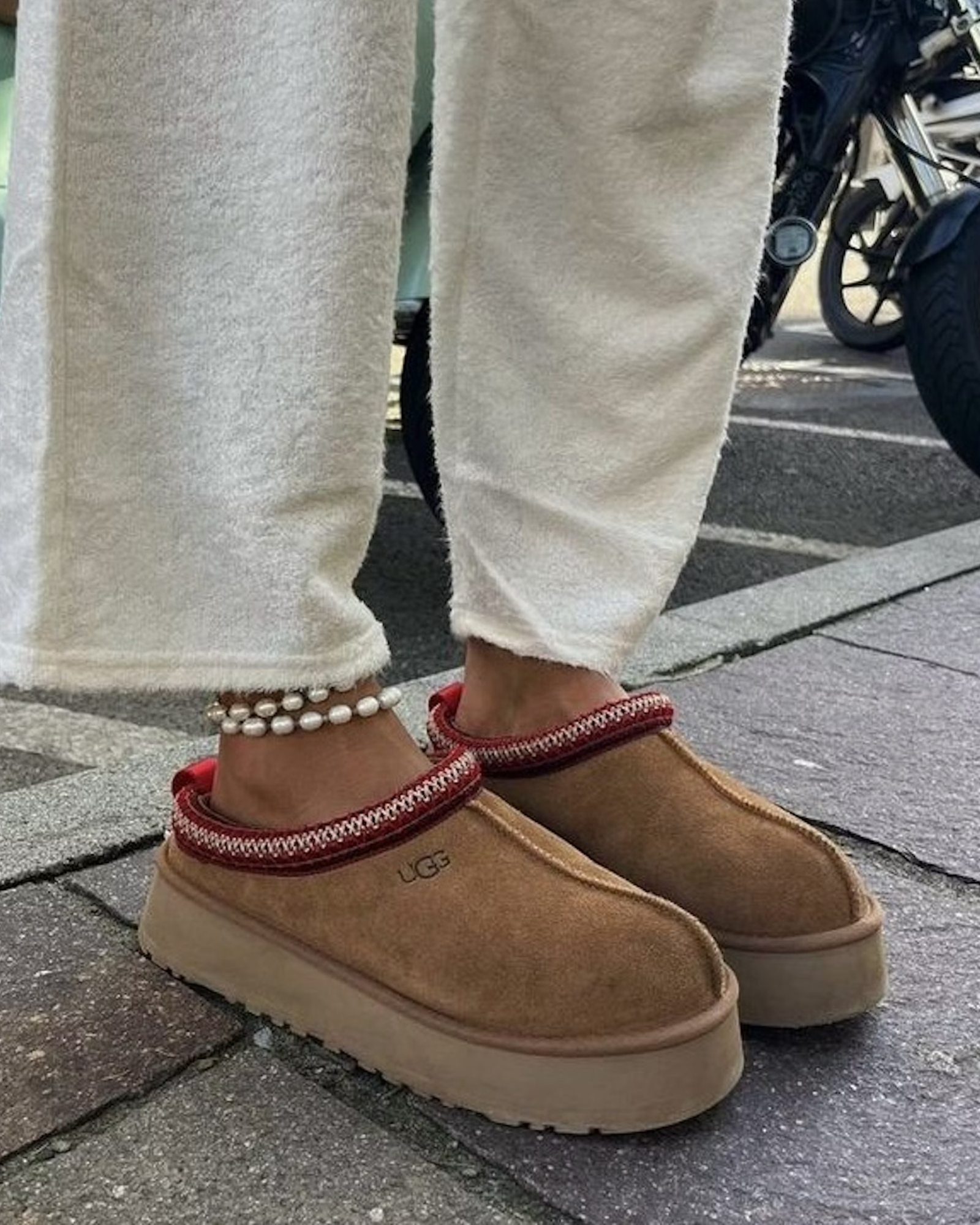 UGG Tazz Chestnut - Cognac — gedragen, detail zonder gezicht — brongetrouwe fotobewerking 2026-10-02