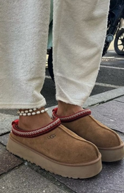UGG Tazz Chestnut - Cognac — gedragen, detail zonder gezicht — brongetrouwe fotobewerking 2026-10-02