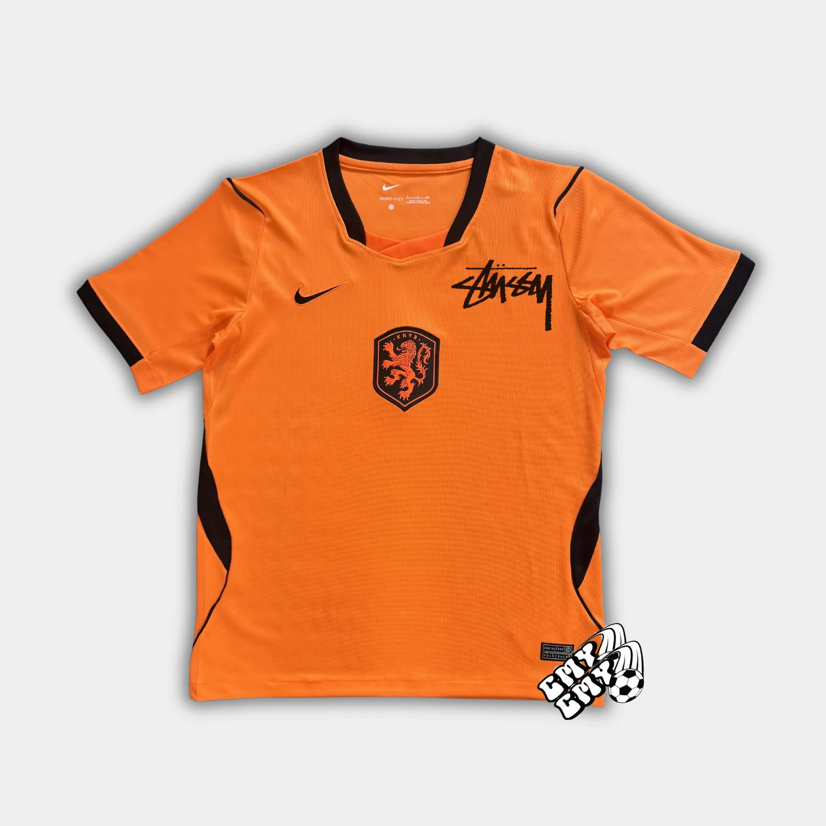 STÜSSY X NETHERLANDS 2026 EXCLUSIVE JERSEY - 65% KONINGSDAG KORTING!