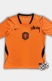 STÜSSY X NETHERLANDS 2026 EXCLUSIVE JERSEY - 65% KONINGSDAG KORTING!